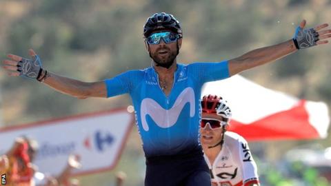 Vuelta, etapa 2 – Valverde com a etapa, Kwiatkowski de vermelho.