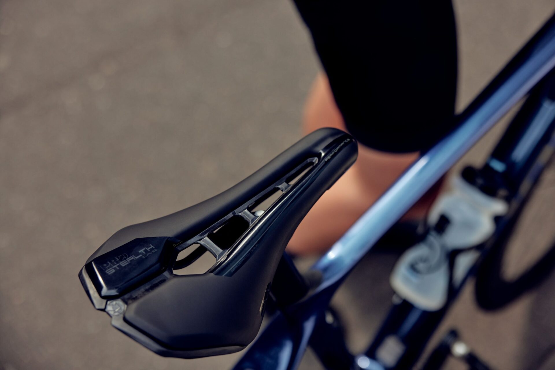 Novo selim PRO Stealth Curvado - TopCycling