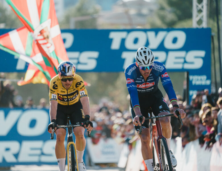 Van der Poel bate Van Aert em Mol