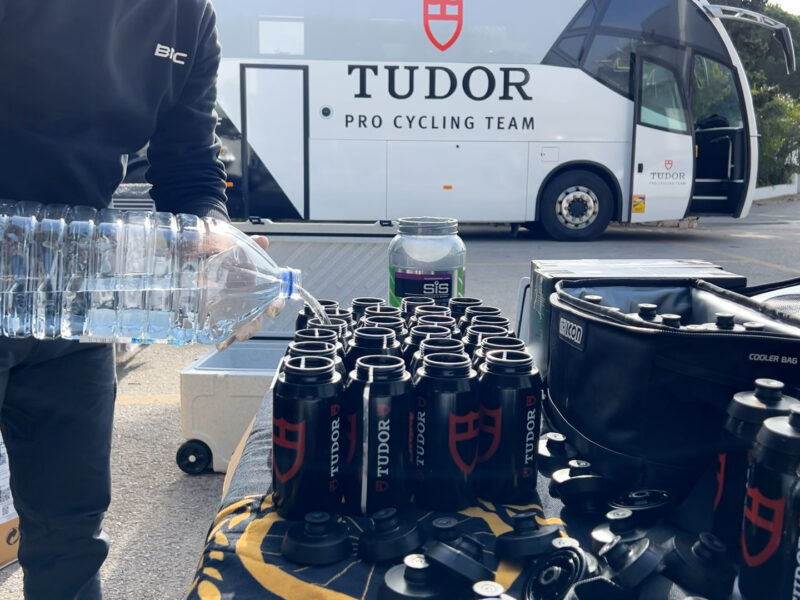 Entrámos na Tudor Pro Cycling Team – Como  preparam os abastecimentos dos ciclistas
