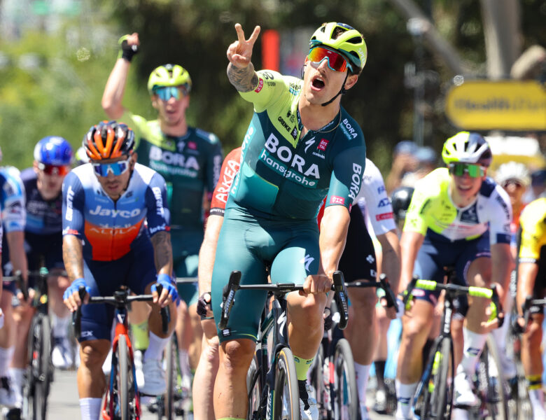 Sam Welsford surfa a onda no Tour Down Under