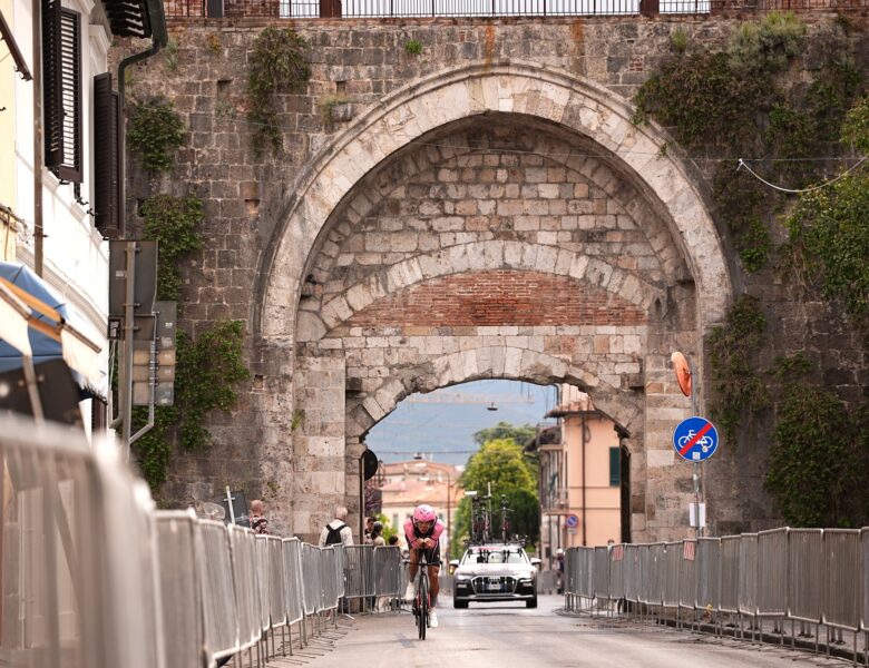 Giro de Itália | Etapa 10 | Ayuso inclina-se perante Roglic em Pisa