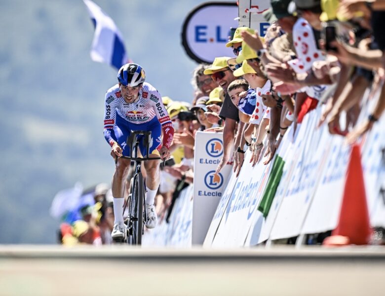 Primoz Roglic fora das corridas de preparação para a Vuelta após ser atingido por um carro