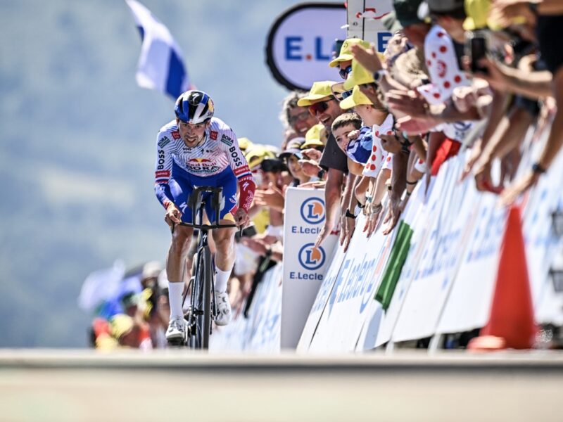 Primoz Roglic fora das corridas de preparação para a Vuelta após ser atingido por um carro