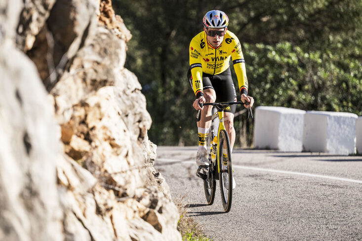 Wout van Aert falha a Omloop het Nieuwsblad