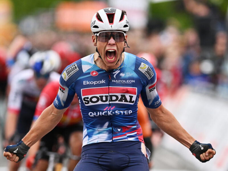 Volta ao Algarve | Magnier limpa chegada a Lagos