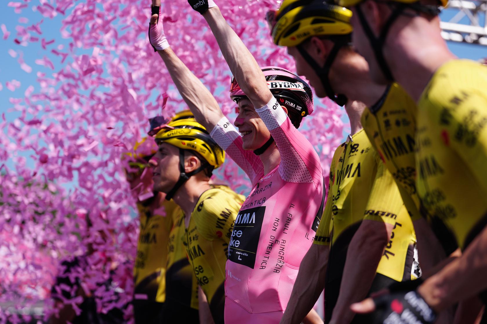Jonas Vingegaard venceu a 5ª etapa no Giro D'Italia, na consagração como camisola rosa. Afonso Eulálio garante camisola branca