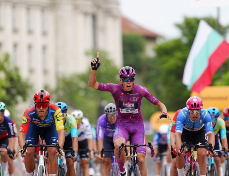 Giro D’Italia 2026 | Paul Magnier volta a vencer ao sprint na etapa 3