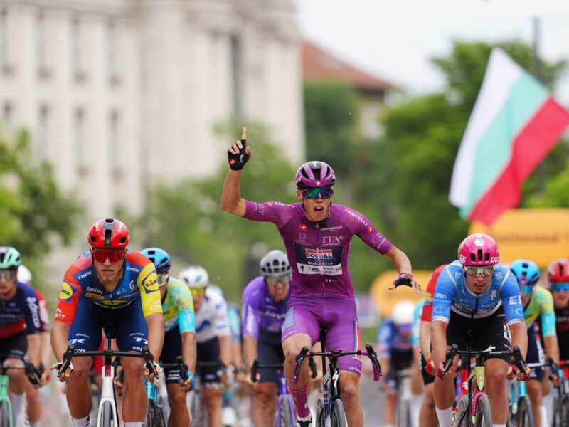 Giro D’Italia 2026 | Paul Magnier volta a vencer ao sprint na etapa 3