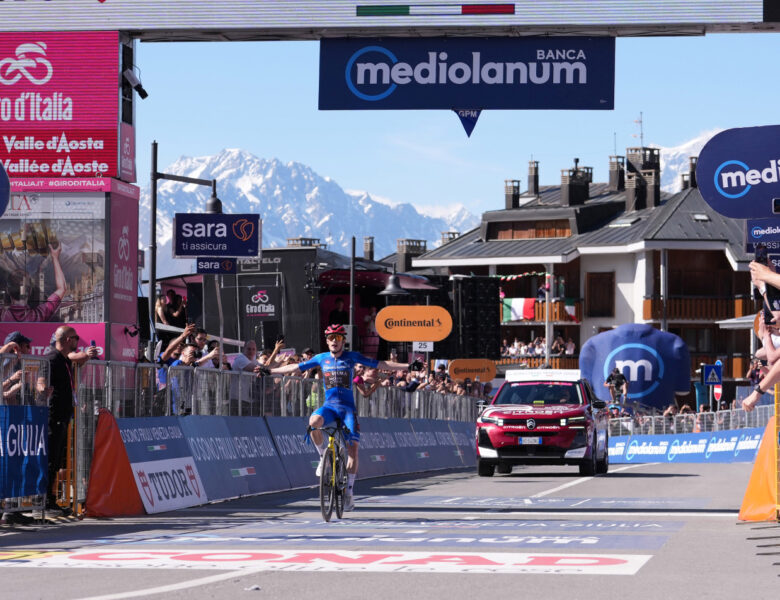 Giro D’Italia 2026 | Afonso Eulálio agarra-se ao pódio no recital de Vingegaard