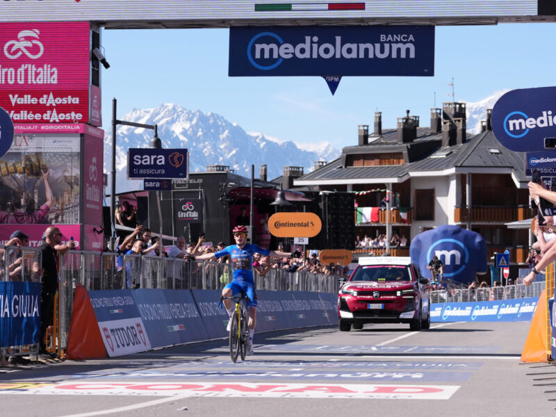 Giro D’Italia 2026 | Afonso Eulálio agarra-se ao pódio no recital de Vingegaard