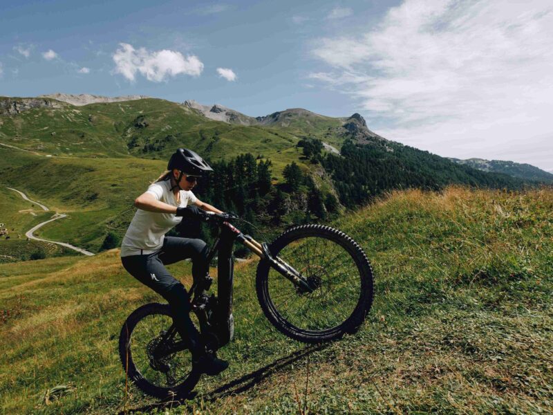 Specialized promove test rides da família Levo através da sua rede de lojas