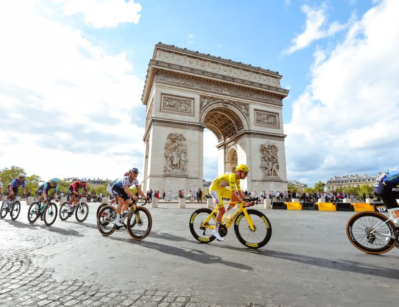 Tour de France | Duelo de campeões na coroação de Pogacar em Paris