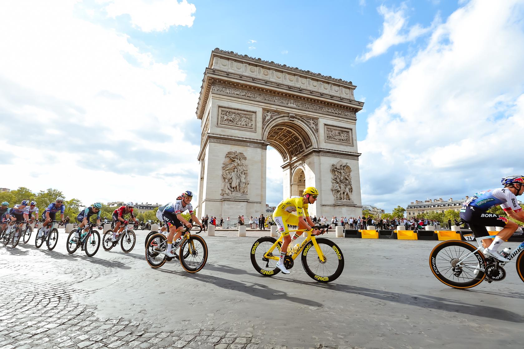 Pogacar e Van der Poel protagonizaram o duelo na última etapa do Tour de France