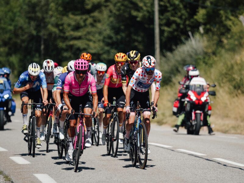 Tour de France | Carapaz foi valente num pelotão refém de Pogacar