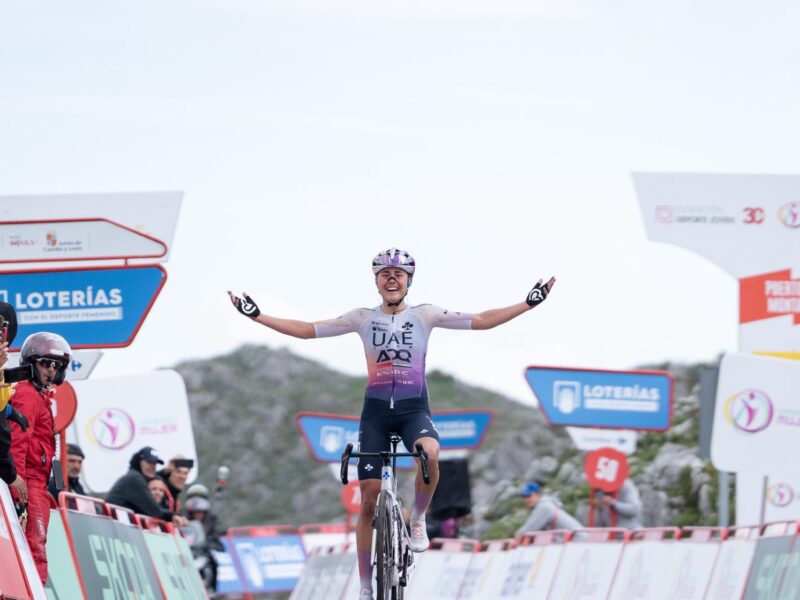 Paula Blasi, vencedora da Vuelta, deixa a UAE e ruma à Movistar
